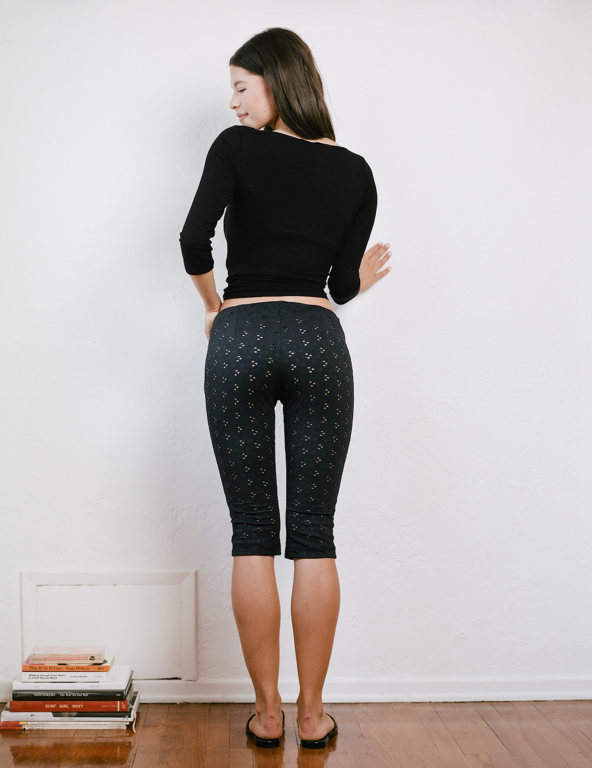 THE EYELET CAPRI IN BLACK