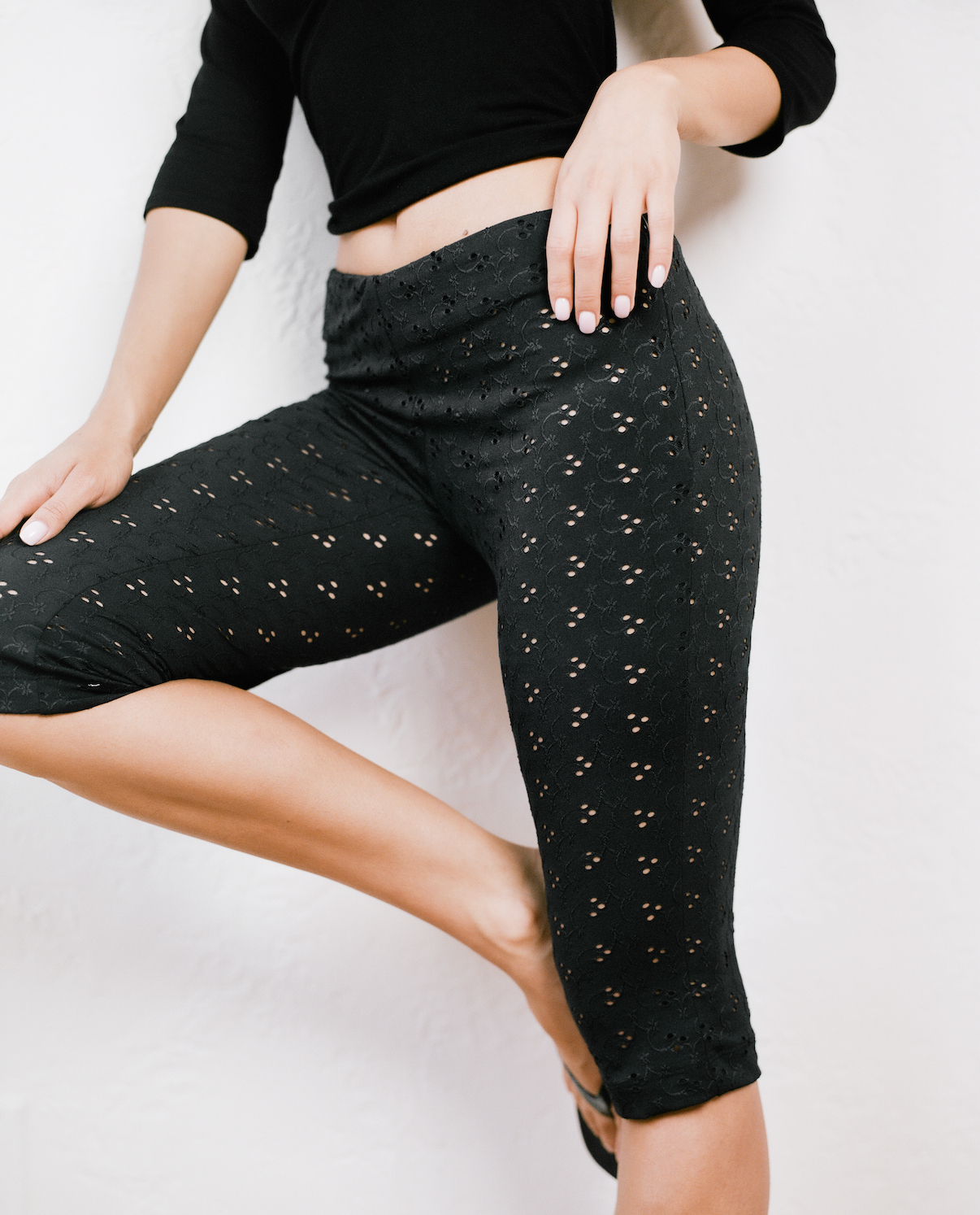 THE EYELET CAPRI IN BLACK