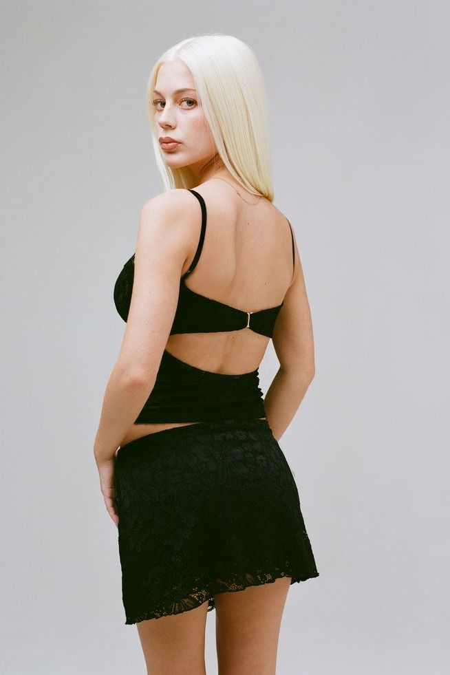 THE APPLE TOP IN BLACK LACE